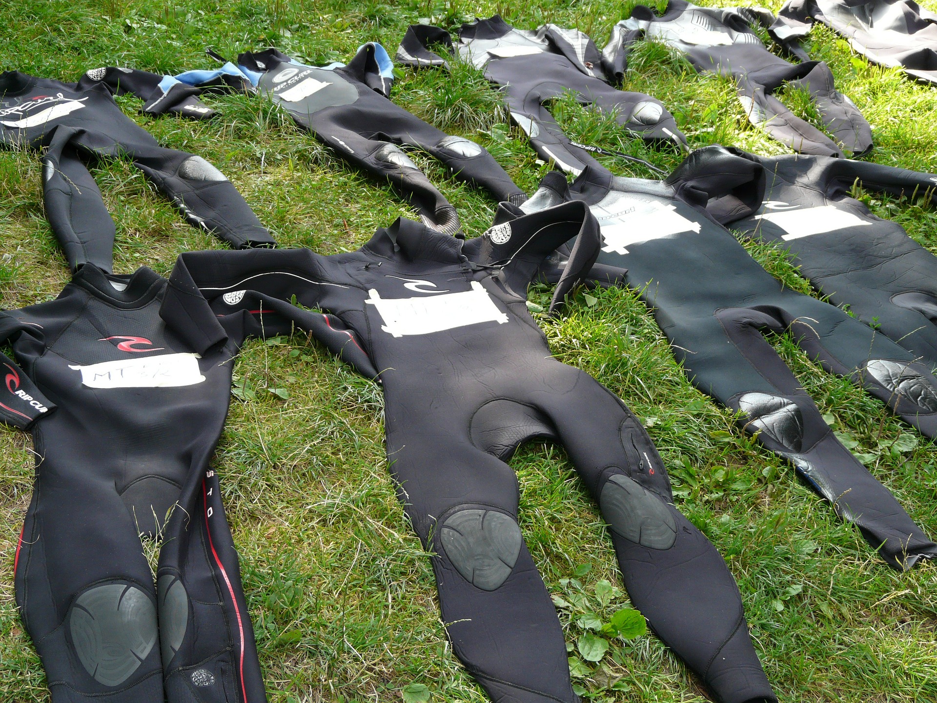 wetsuits-59112_1920.jpg